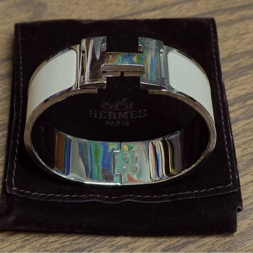 Original clic H ; worn- has visible scratching on the no box only dust bag